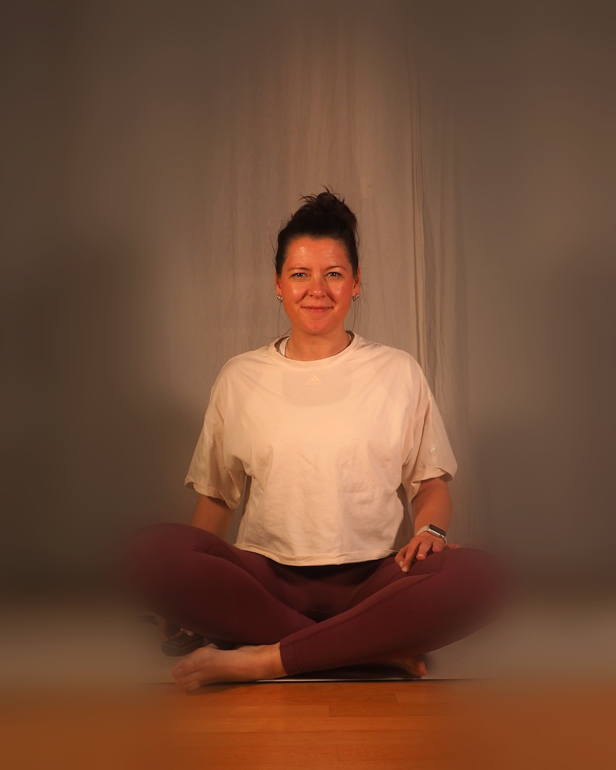Steffi, Gründerin von Nusa Pilates, entspannt lächelnd zuhause